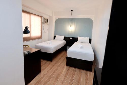 2 twin beds