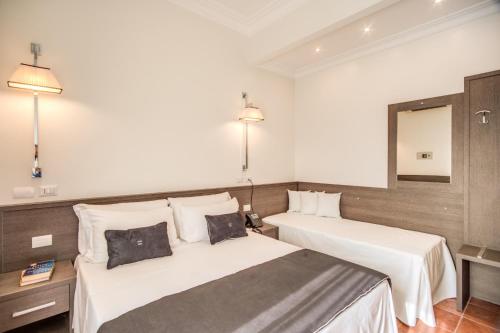 3 twin beds