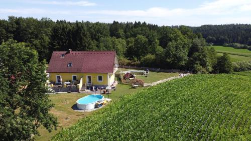 HAUS SONBERG mit Garten, Pool, Fasssauna, semi detached house with garden - Apartment - Deutschlandsberg