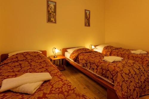 3 twin beds