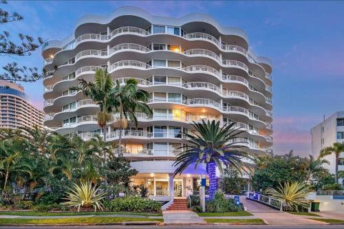 Surfers/Broadbeach Pool View. Free Parking & WIFI