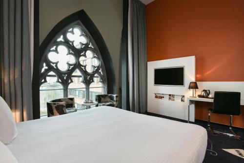 Martin's Dream Hotel - image 9
