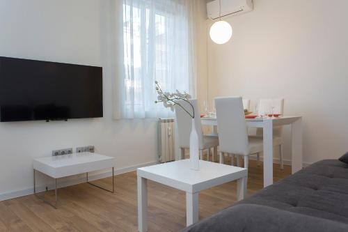 Modern Apartment in the City Center, София (фото 10)