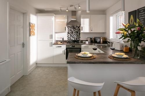 Stunning! Habita Property Spacious Plymouth, 3 Bedroom House - Sleeps 9 - Decking, Garden, Private P