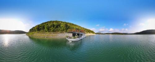 Houseboat-Yacht In Scenic Lake Travis Cove - image 13