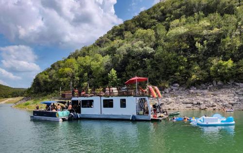 Houseboat-Yacht In Scenic Lake Travis Cove - image 3