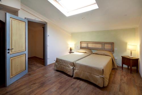 Deluxe Two-Bedroom Apartment image 1