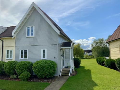 'That One' our Cotswold lakeside lodge gîte à louer Ampney Crucis