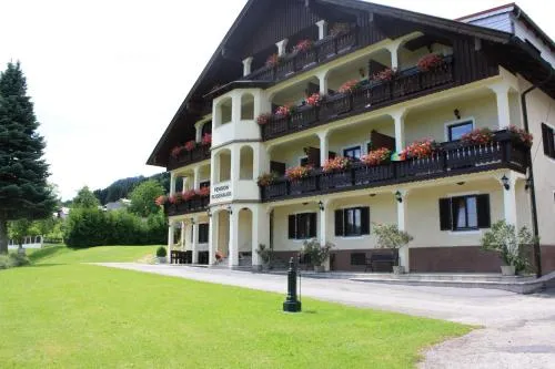 Haus Rosenauer Zimmer & Ferienwohnungen in Nussdorf am Attersee, Österreich