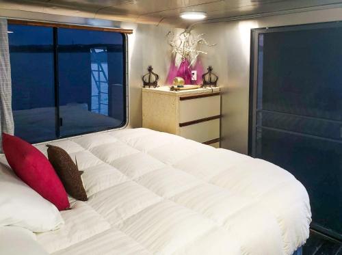Houseboat-Yacht Nestled In A Lake Travis Cove