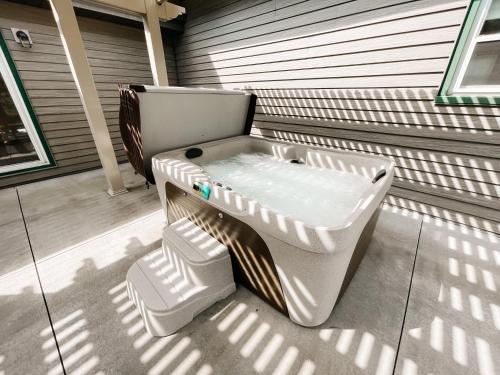 熱水浴缸, 3 Bedroom home outside of Berlin, Patio with Hot Tub! in 坎頓市中心