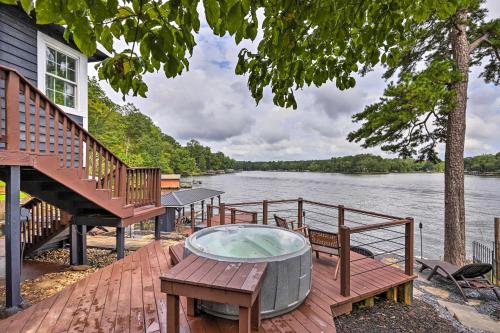 Waterfront Gem on Lake Sinclair with Boat Dock! in Madison (GA)