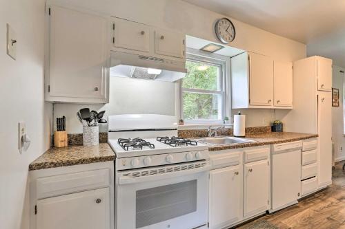 Spacious Sullivan County House with Fire Pit in Hurleyville, USA