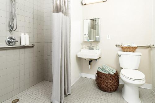 Bathroom, InTown Suites Extended Stay Chicago IL - Oakbrook in Villa Park (IL)