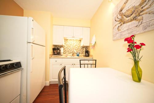 keuken, Cozy Canaveral Beach Condo! Next to NASA Launch Site in Cape Canaveral