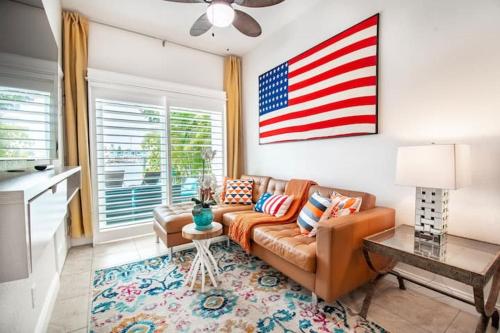 BEAUTIFUL WATERFRONT SUITE 5 min WALK TO THE BEACH IN THE HEART OF JOHN'S PASS VILLAGE