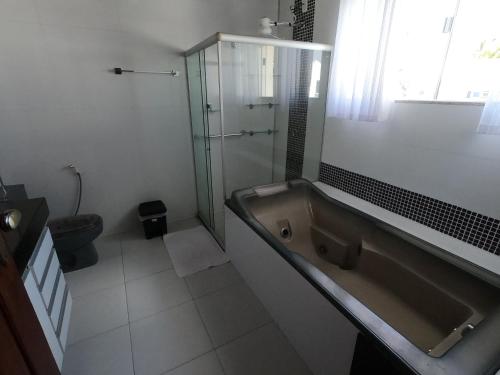 Casa 300m², dois andares, 4 suites a 150m da praia