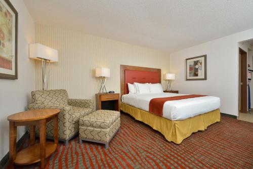 Holiday Inn Express Boston/Milford Hotel