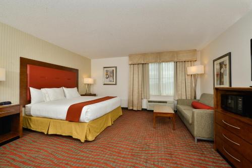 Holiday Inn Express Boston/Milford Hotel, an IHG Hotel