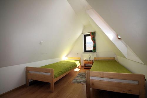 1 double bed, 2 twin beds