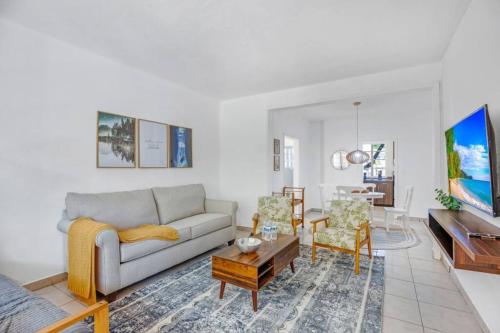 One-Bedroom Mid-century flat in Miami Beach