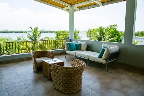 Buitenkant, Numero Uno Piñones (Numero Uno Pinones) in Loiza