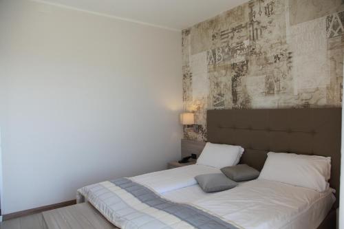 Double or Twin Room with Balcony and Lateral Sea View image 2