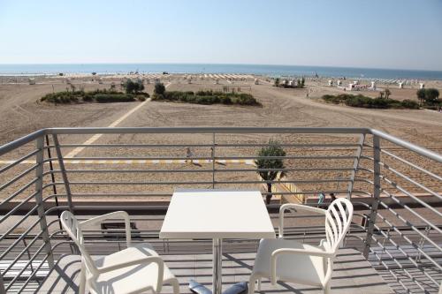 Triple Room with Balcony and Front Sea View image 5