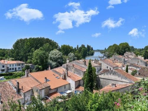 Alluring Holiday Home in Saint-Savinien with Pool gîte à louer Bussac-sur-Charente