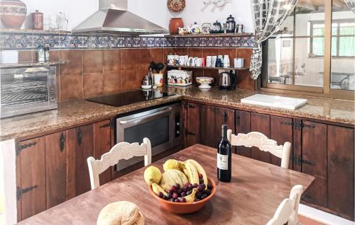  Stunning home in Casares with 4 Bedrooms, WiFi and Outdoor swimming pool in San Luis de Sabinillas
