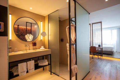 room detail thumbnail 2