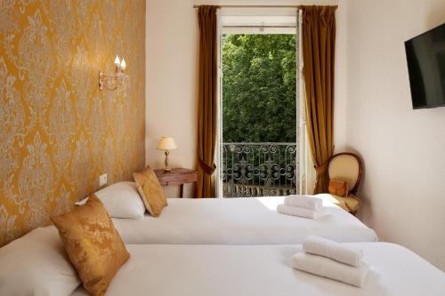 2 twin beds