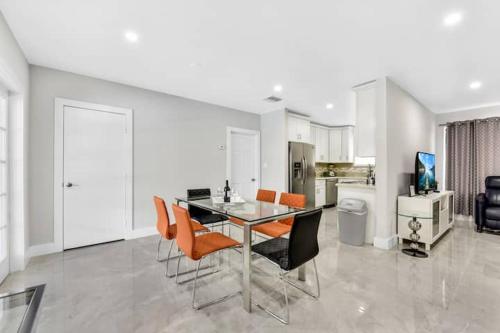 Beautiful home great location pool near beach
