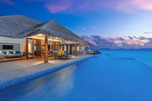 Two Bedroom Sunset Over Water Pool Residence image 5