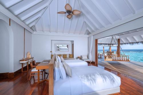 Two Bedroom Sunset Over Water Pool Residence image 9