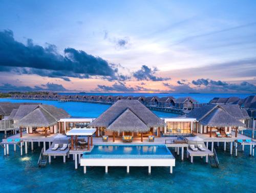 Two Bedroom Sunset Over Water Pool Residence image 2