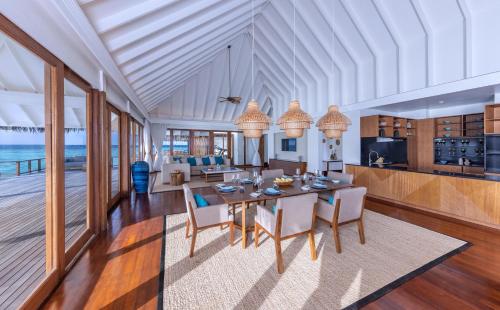Two Bedroom Sunset Over Water Pool Residence image 10