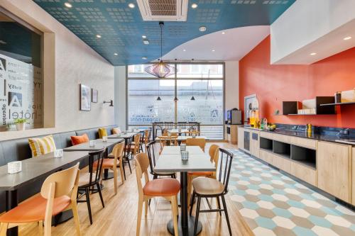 Food and beverages, Appart'City Confort Paris Clichy - Mairie in Clichy