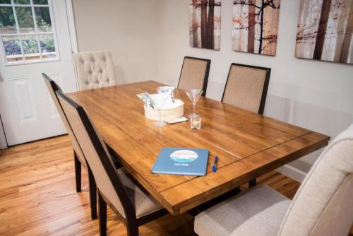 Brand New Roomy Incredible Mountain View House - image 10