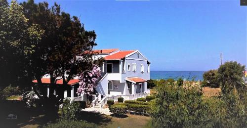 Villa Angela, seafront apartments, Almiros beach