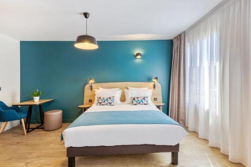 1 queen bed, 1 sofa bed