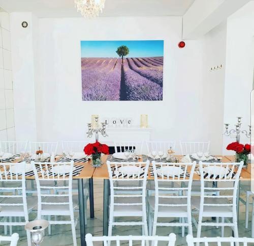Restorāns, YOUness WELLness Clinic & Retreats in Bolovani