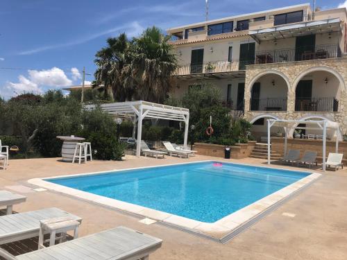  Villa Ceni - Appartamenti con camere, cucina, wc e terrazza sul mare in villa con piscina, giardino e parcheggio in Marinella di Selinunte