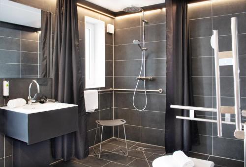 Bathroom, BRN Hotel by WMM Hotels in Duggendorf