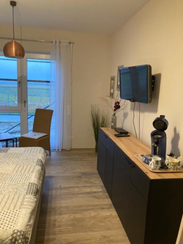 Doppelzimmer mit Ausblick 5.3km von Fürfeld entfernt