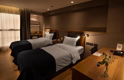 320459117 Windsor Hotel