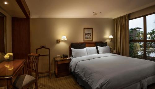 320460824 Windsor Hotel