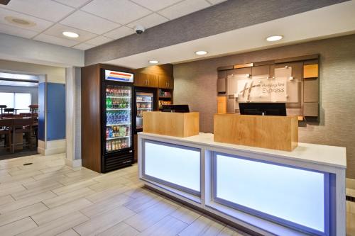 Holiday Inn Express Newport North - Middletown, an IHG Hotel