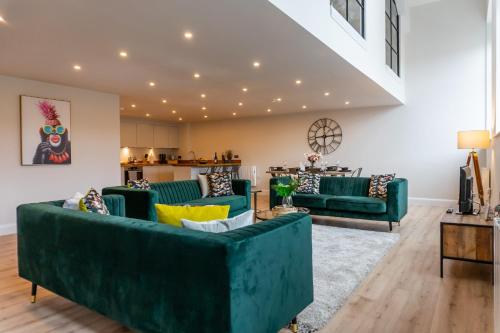 FREE Parking, 3 Bedrooms, Spacious living area, Central, Academy House