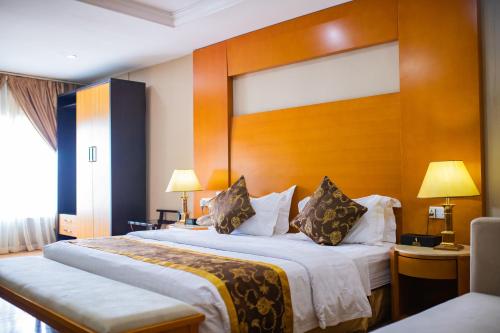 Hotel Sunshine in Eнугу